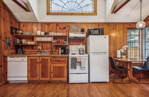 Downtown Cannon Beach House | The Harrison Inn Artist`s Cottage - New Listing!