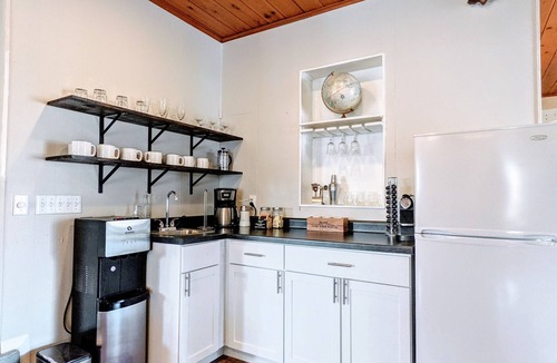 Three Oaks House | The Hickory House - Walk to Downtown Three Oaks - Week Stay Discount