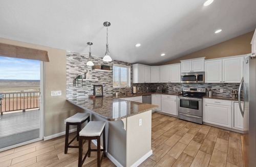 Greenehaven House | The Hideaway - 50 Mile Views, Sleeps 8, Big Garage