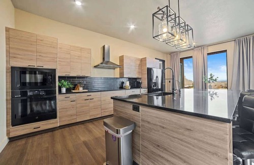 Big Water House | The Highlander: 4 Ensuites, 4000sf, Hot Tub, 16+
