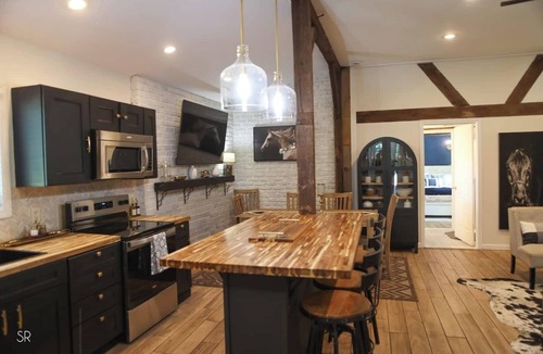 Preston House | The Horse Carriage 2 miles from Foxwoods Casino