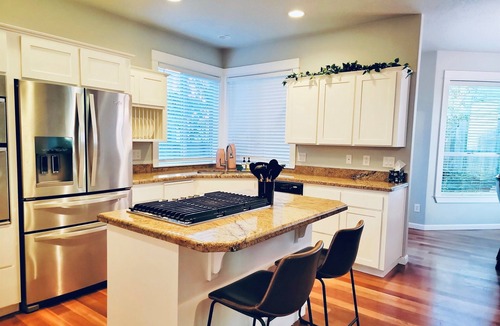Albany House | The Jordan House- very spacious, 3 car garage