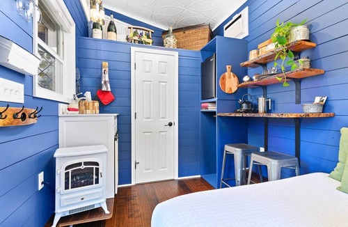 Kerns Hotel | The Merlot - Custom Tiny Home w/Vineyard Vibe