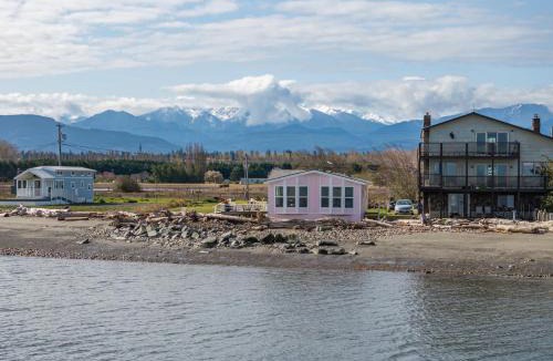 Sequim House | The Pink House - Dungeness Waterfront Home