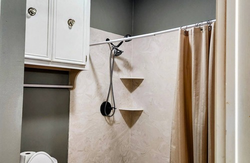 Ruston Apartment | The Ponder House Suite A Qn Beds with private bath. We hve add'l rms available.