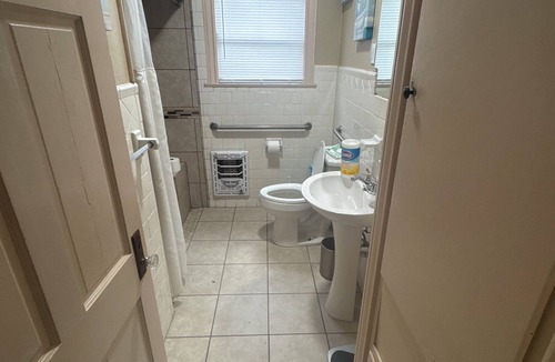 Beaumont House | The Red Door Home 2-bedroom house with WiFi and AC in beautiful Beaumont