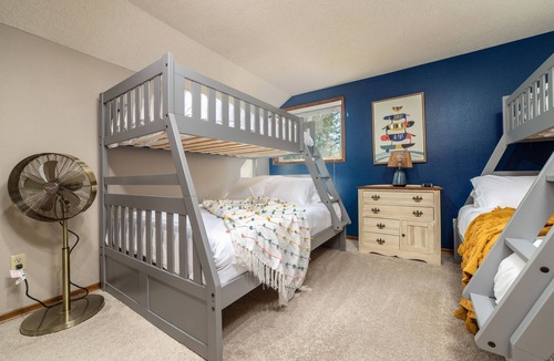 Beaverton House | The Restful Retreat: king Bed + yard + fire pit + kids + Pet friendly