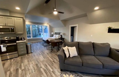 Silverton Apartment | The Rock Tree House - A place to unwind and renew.
