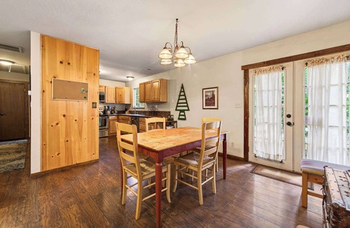 Tahoma Cabin | The Rustic Pine 2BDR Cabin