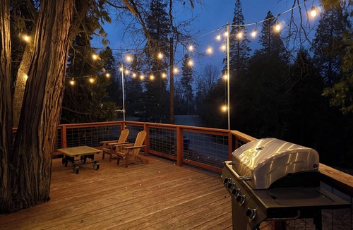 Pinehurst Cabin | The Tranquil Trout - Cozy Historic Cabin 20 minutes from Sequoia National Park!