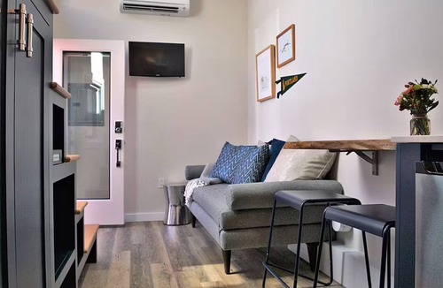 Uptown Hotel | The Vera - Cute Tiny House - AC, WiFi, 96 Walk Score!