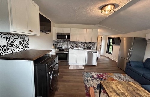 Nelson Apartment | The Victorian Queen Getaway – Walkable, Washer/Dryer, Downtown Charm