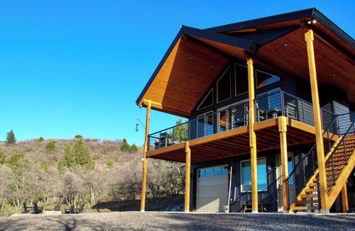 Mammoth Creek Cabin | The Wandering Doe - Reader`s Retreat with Hot Tub