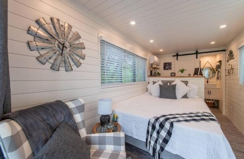 Waco Hotel | The Windmill-Tiny Container Home min to Magnolia