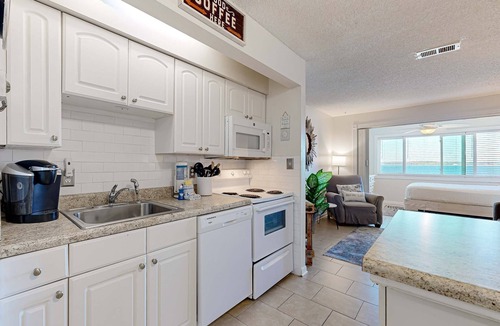 Navarre Beach Apartment | Third-Floor Studio w/Shared Pool, Sound View, High-Speed WiFi, & Central AC