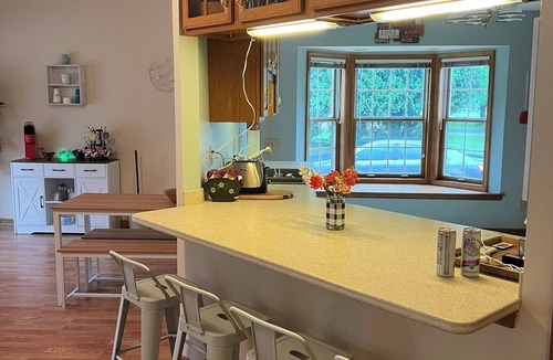 Akron House | This spacious, pristine 5 bedroom retreat is ideal for families & larger groups