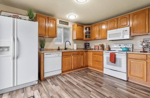 Grand Mound House | This two bedroom home has a fully fenced yard, air conditioning, fully stocked kitchen, full size washer/dryer and all the modern amenities of home but whimsically decorated with a farmhouse fun vibe!