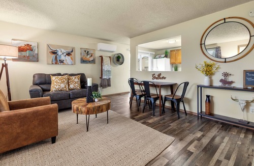 Grand Mound House | This two bedroom home has a fully fenced yard, air conditioning, fully stocked kitchen, full size washer/dryer and all the modern amenities of home but whimsically decorated with a farmhouse fun vibe!