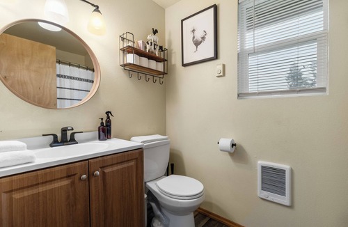 Grand Mound House | This two bedroom home has a fully fenced yard, air conditioning, fully stocked kitchen, full size washer/dryer and all the modern amenities of home but whimsically decorated with a farmhouse fun vibe!