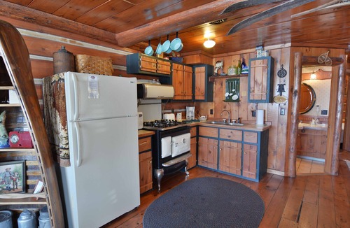 Hayward House | Three-bedroom with two queen beds, two twin beds, lake front on Big Round
