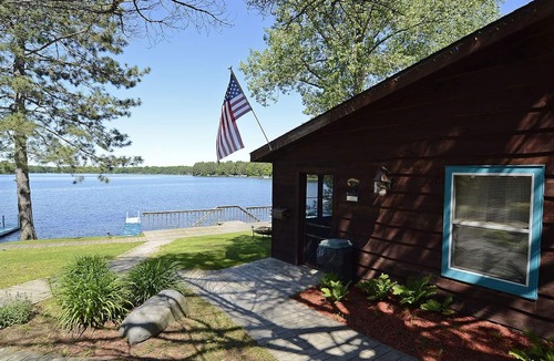 Hayward House | Three-bedroom with two queen beds, two twin beds, lake front on Big Round