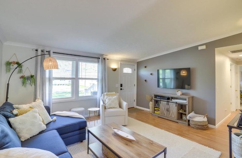 Three Oaks House | Three Oaks Home w/Guest House - 8 Mi to Beach!