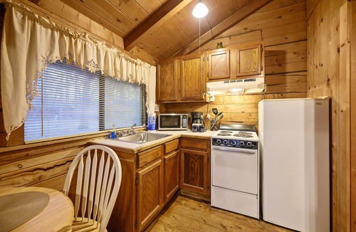 Broken Bow Cabin | Tiddly Winks | Honeymoon Cabin | Fireplace & Near Beavers Bend