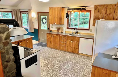 Ashford Cabin | Timber River Cabin with hot tub and trail to river