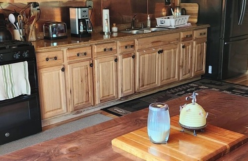 Paradise Cabin | Timberlost Cabin:Reconnect with Nature—Springtime Getaway Awaits!