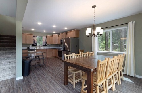 Packwood Cabin | Timbers Edge | Quaint Oasis ~ Hot Tub ~ EV Charger