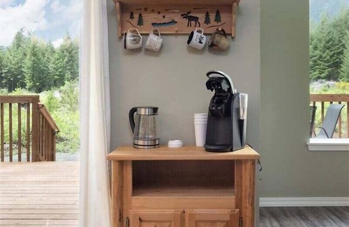 Packwood Cabin | Timbers Edge | Quaint Oasis ~ Hot Tub ~ EV Charger