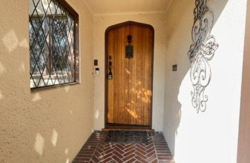 San Jose House | Timeless Tudor w/Game Room, Pool Table & Hot Tub