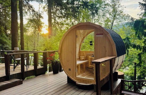 Gold Bar Cabin | Tiny Cabin Couples escape! Hot tub, dry sauna, VIEWS!