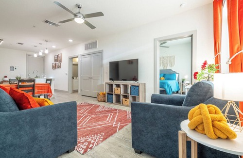 Downtown San Antonio Apartment | Top Floor Riverwalk 2bdrm Apartment Gem! King bed, Pool, Gym & Free Parking