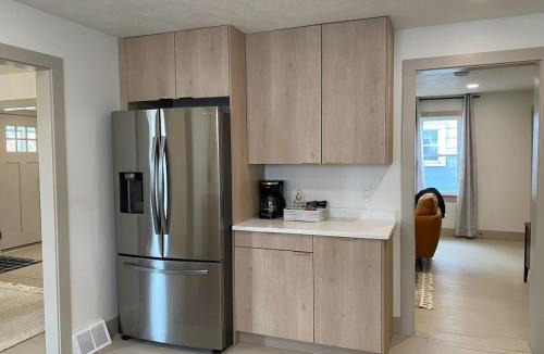 Fairport Harbor House | Totally renovated large family getaway! King bed