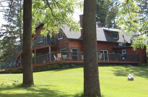 Mikana Cabin | Towering Pine Cabin: Your Family’s Perfect Getaway