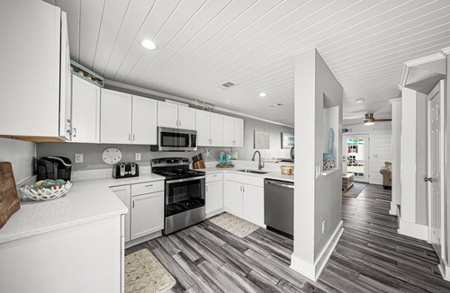 Bel Air House | Townhome steps to beach w/hot tub & free parking