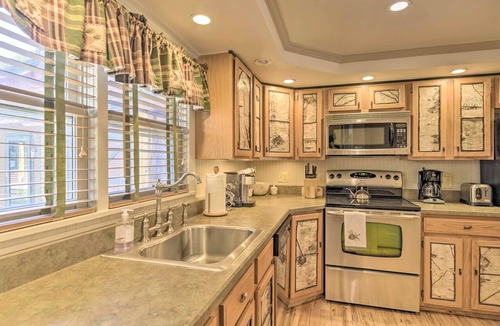 Hillcrest Apartment | Townhome w/Deck: Walk to Mirror Lake & Main St!