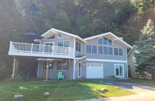 Frankfort House | Trader Scott's - Lakefront and Gorgeous!