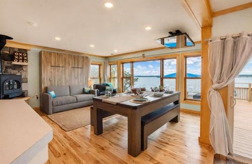Cumberland Head House | Tramonto Paradise on the Lake Hot Tub Pet Friendly