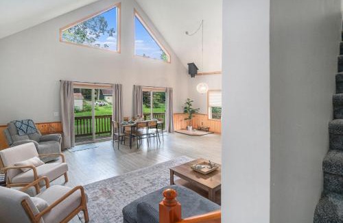 Grawn House | Tranquil 5-BR Lake House Near Duck Lake TC ➠7570