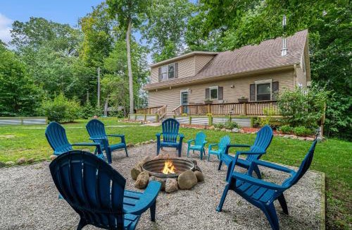 Grawn House | Tranquil 5-BR Lake House Near Duck Lake TC ➠7570