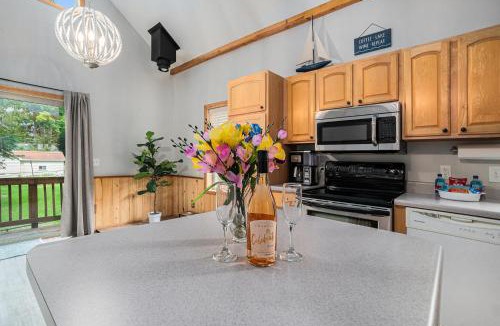 Grawn House | Tranquil 5-BR Lake House Near Duck Lake TC ➠7570