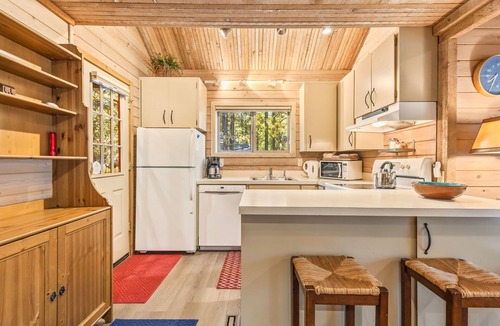 Black Butte Ranch Cabin | Tranquil Cabin in Black Butte Ranch w HOTTUB