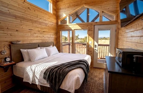 Valle Cabin | Tranquil Chalet Escape with Scenic Views & Cozy Loft Space in Williams, Arizona