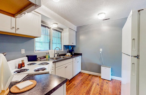 Oak Grove House | Tranquil & charming retreat with patio & W/D - near river access, parks & trails