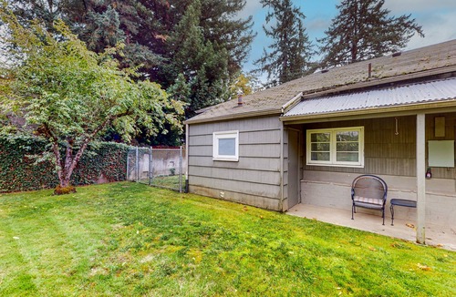 Oak Grove House | Tranquil & charming retreat with patio & W/D - near river access, parks & trails