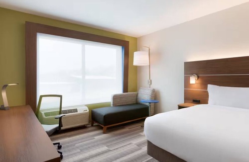 Roselawn Finance Hotel | Tranquil Cincinnati Retreat | Ideal for Weekend Explorers & for Unwinding