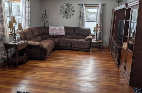 Hurley House | Tranquil Farmhouse - Sleeps 8 with AC in charming Hurley