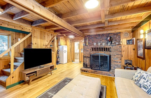Government Camp Cabin | Tranquil & historic cabin with fireplace & deck views - near skiing